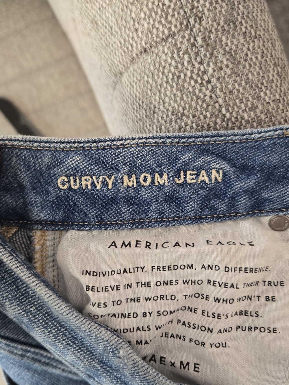 American Eagle Outfitters Curvy Mom Jeans Ripped Dark Blue - Picture 3 of 6